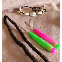 szydełko do dreadów, Crochet hook for braiding dreads.