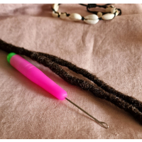 szydełko do dreadów, Crochet hook for braiding dreads.