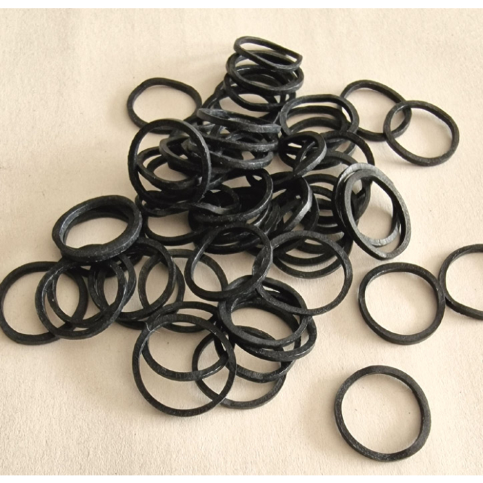 małe czarne gumki do włosów, black rubber band.