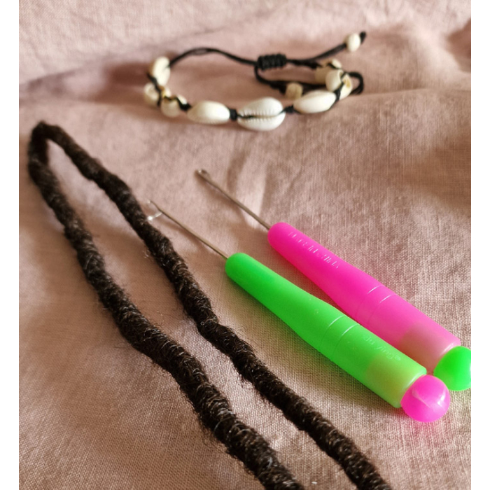 szydełko do dreadów, Crochet hook for braiding dreads.
