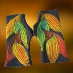 Czarne Wełniane Mitenki w Jesienne Liście