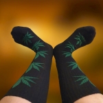 Skarpety Bawełniane Czarne z Zielonymi Liśćmi Konopi Unisex