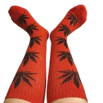 Skarpety Bawełniane Czerwone z Czarnymi Liśćmi Konopi Unisex