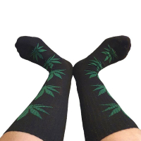 Skarpety Bawełniane Czarne z Zielonymi Liśćmi Konopi Unisex