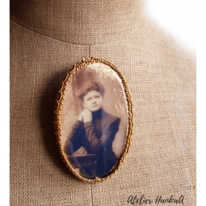 Broszka Vintage Portret Zamyślonej Kobiety w Sepii