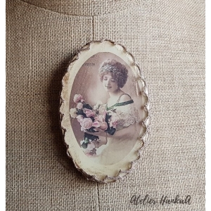 Broszka Vintage Kobieta z Bukietem Róż