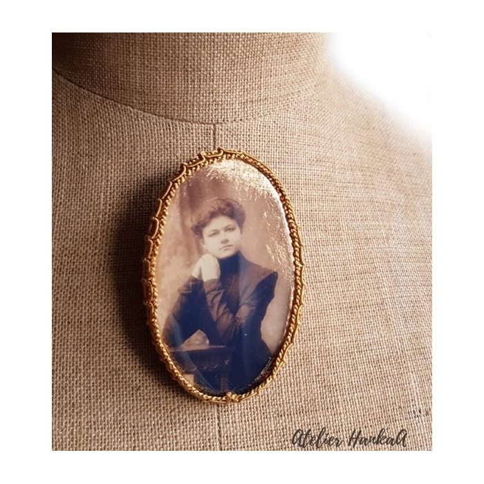 Broszka Vintage Portret Zamyślonej Kobiety w Sepii